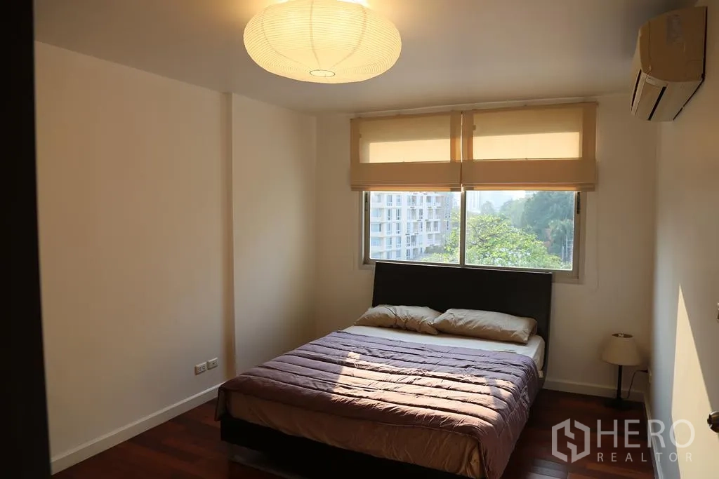 คอนโด ให้เช่าหรือขายในWatthana, Bangkok - ห้องนอนอบอุ่น เตียงคู่ ม่านม้วน และวิวเมืองสีเขียว