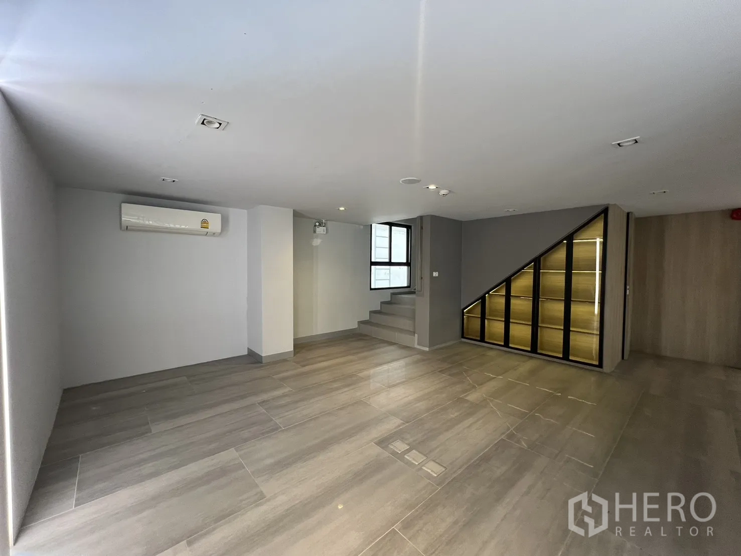 零售空间 出租在Khlong Toei, Bangkok - 采光良好的夹层房，瓷砖地面与侧楼梯