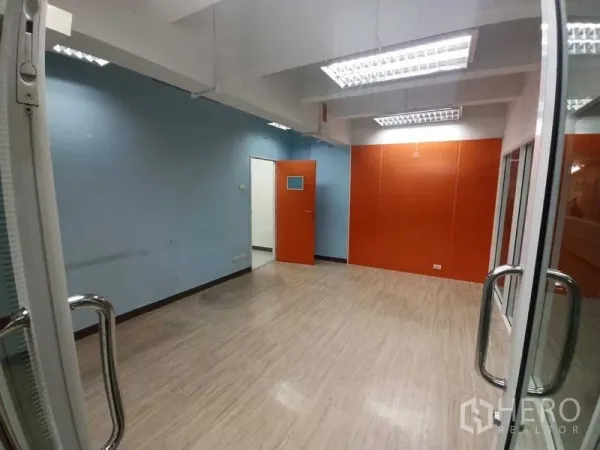 สำนักงาน ให้เช่าในRatchathewi, Bangkok - ออฟฟิศส่วนตัว ผนังสีน้ำเงิน ผนังตกแต่งสีส้ม และประตูกระจก เหมาะเป็นห้องประชุม
