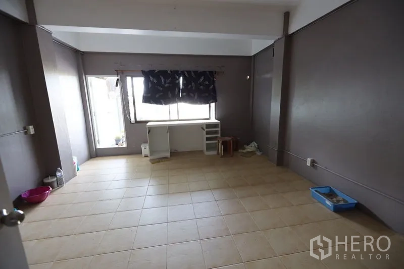 店屋 出租或出售在Watthana, Bangkok - 多功能瓷砖房，带窗与白色小书桌