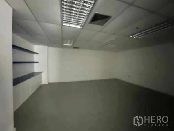 办公空间 出租 - 带壁挂置物架和吊顶照明的小型会议室。