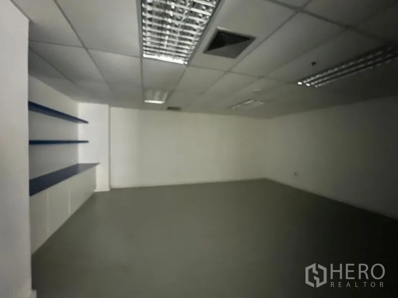 办公空间 出租 - 带壁挂置物架和吊顶照明的小型会议室。