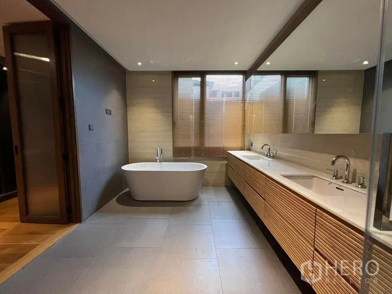 Detached House for sale in Suan Luang, Bangkok - Spa-style bathroom with freestanding bathtub, long double sink and large mirror.