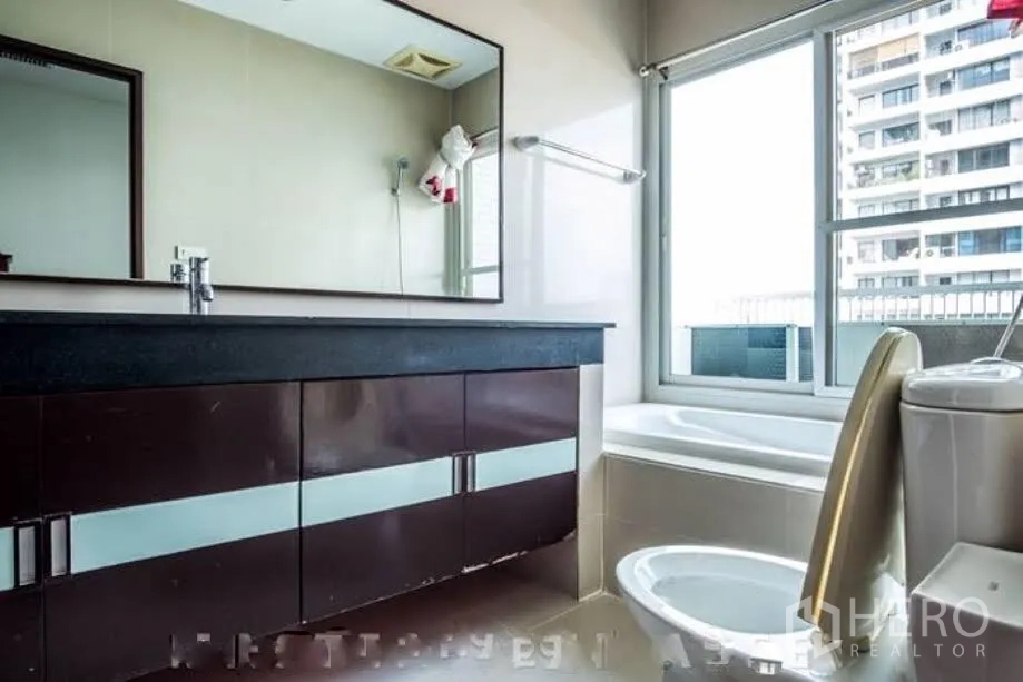 คอนโด ให้เช่าหรือขายในWatthana, Bangkok - ห้องน้ำสว่าง อ่างล้างหน้ายาว อ่างอาบน้ำริมหน้าต่าง และโถสุขภัณฑ์