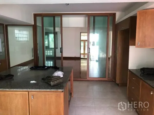 บ้าน ให้เช่าในWatthana, Bangkok - ห้องครัวกว้างมีไอแลนด์หินแกรนิตและประตูกระจกบานเลื่อน