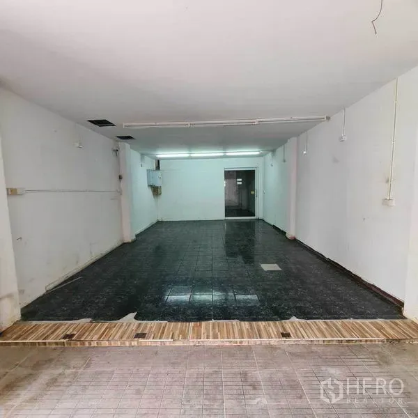 办公空间 出租在Yan Nawa, Bangkok - 一层空旷大厅，深色地砖、白墙与日光灯照明。