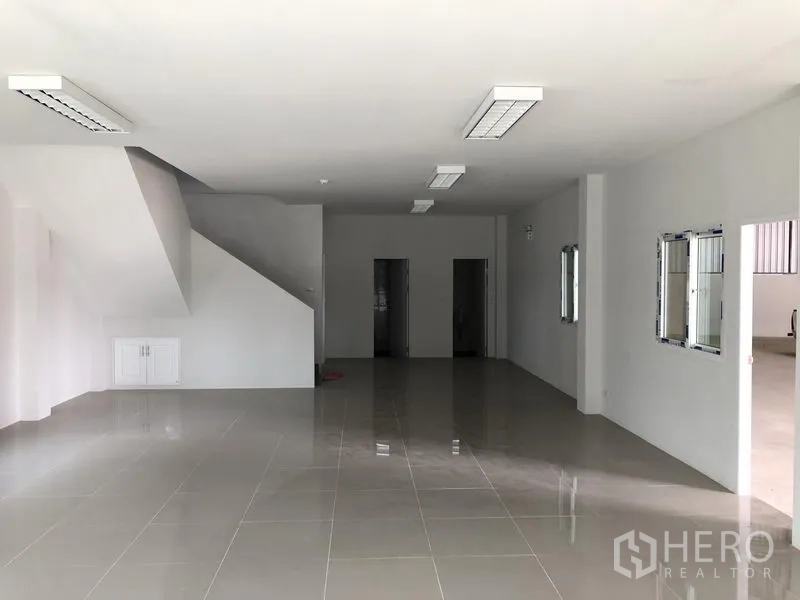 โรงงาน ให้เช่าในSamut Prakan - ชั้นล่างสำนักงาน ปูแกรนิตโต้ ฝ้าไฟ และบันได