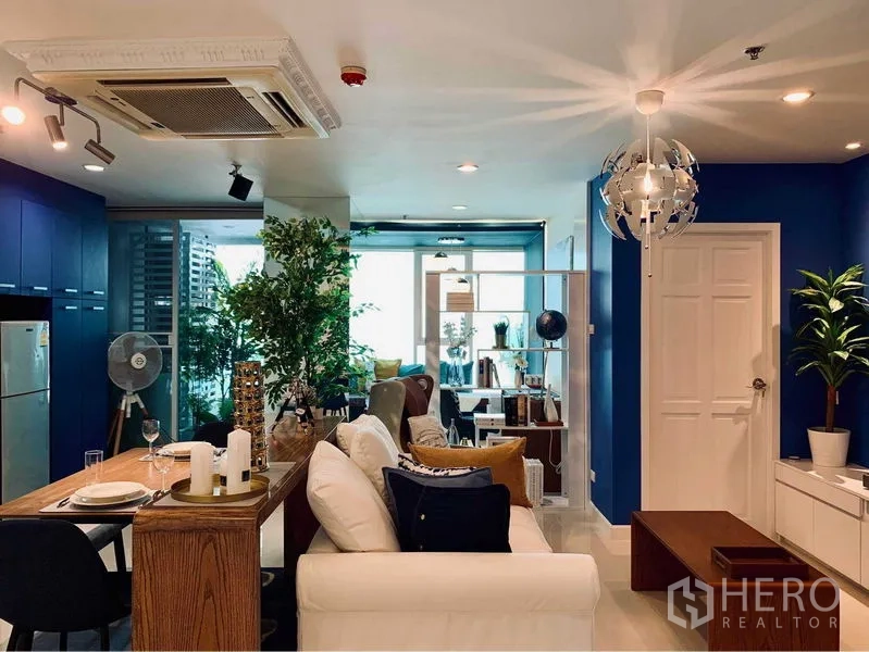 คอนโด ให้เช่าในWatthana, Bangkok - มุมมองกว้างของห้องนั่งเล่นเชื่อมต่อมุมทำงานและพื้นที่กระจก