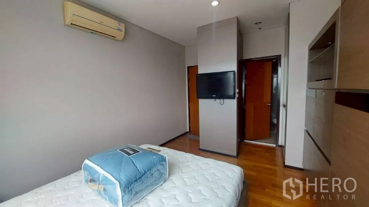 คอนโด ให้เช่าในKhlong San, Bangkok - มุมมองห้องนอนที่สองไปทางประตูและทีวีติดผนัง