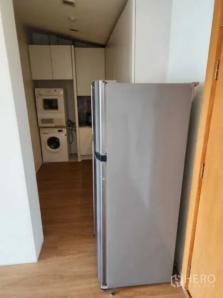 คอนโด ให้เช่าในPhaya Thai, Bangkok - ครัวแยกเป็นสัดส่วน มีตู้เย็นสูง ตู้เก็บของ และเครื่องซักอบผ้าแบบตั้งซ้อน