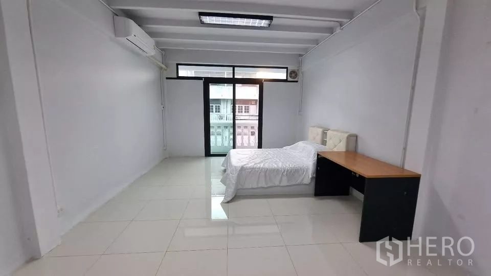 ทาวน์เฮาส์ ให้เช่าในHuai Khwang, Bangkok - ห้องนอนมีประตูกระจกสไลด์ออกระเบียง รับแสงธรรมชาติ