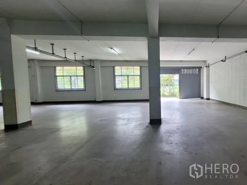 工厂 出租在Mueang Samut Prakan, Samut Prakan - 一层装卸区，卷闸门与开放式空间