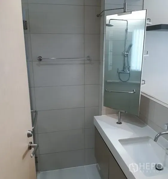 คอนโด ให้เช่าในKhlong Toei, Bangkok - ห้องน้ำร่วมสมัย พร้อมตู้กระจก อ่างล้างหน้า เคาน์เตอร์ยาว และตู้ shower กระจก