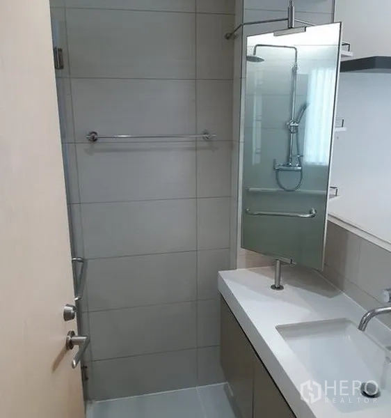 คอนโด ให้เช่าในKhlong Toei, Bangkok - ห้องน้ำร่วมสมัย พร้อมตู้กระจก อ่างล้างหน้า เคาน์เตอร์ยาว และตู้ shower กระจก