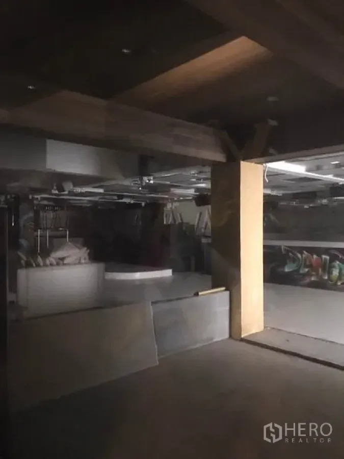 零售空间 出租在Khlong Toei, Bangkok - 开放式零售空间，裸露天花与结构柱，水泥地面，局部玻璃分隔，待装修。