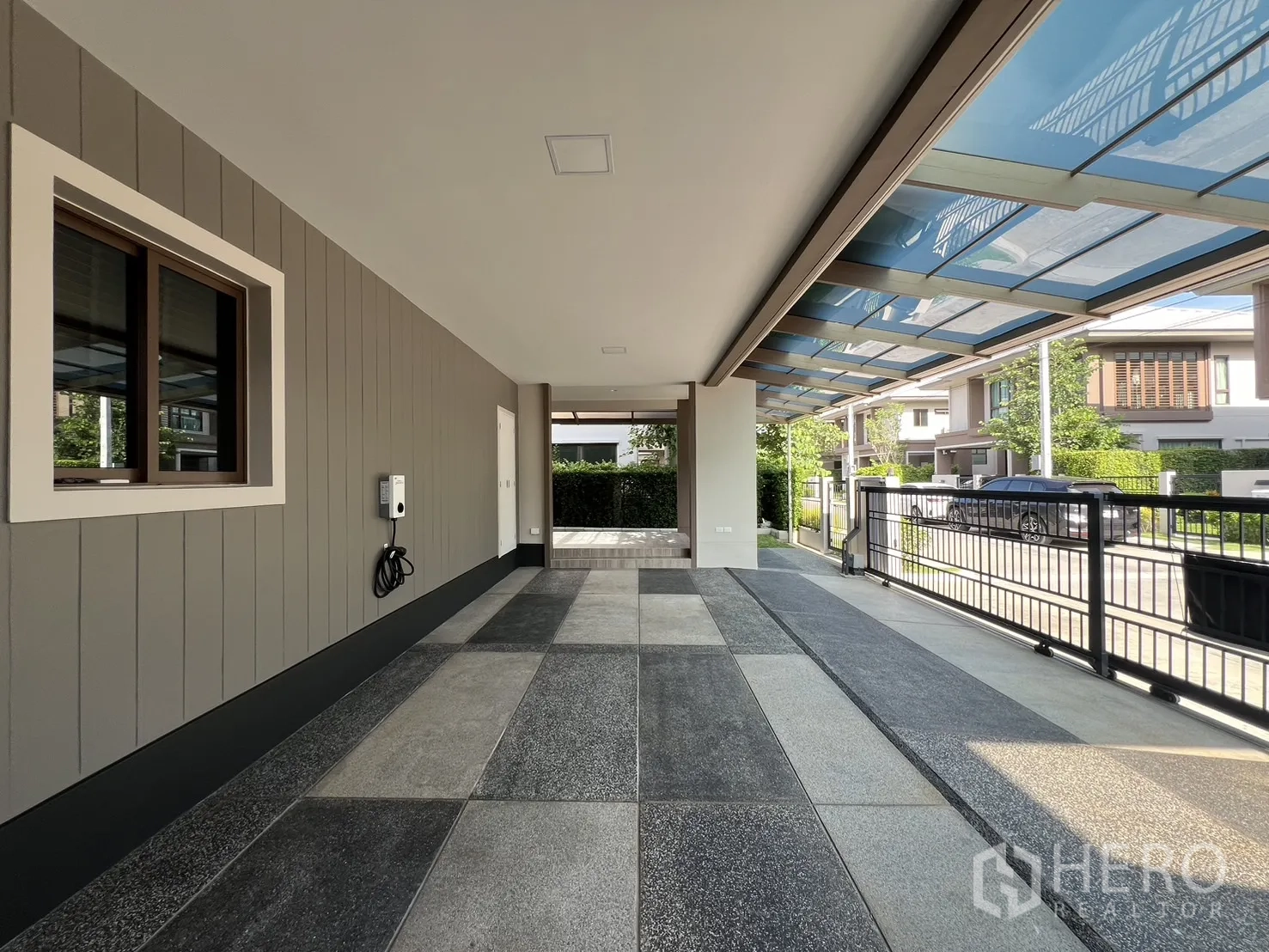 Detached House for rent or sale in Bang Kapi, Bangkok - Covered carport for three cars with an EV charger installed