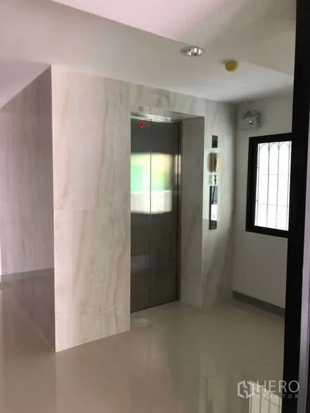 办公空间 出租在Bang Rak, Bangkok - 整洁的电梯大堂，亮面地砖配不锈钢电梯。