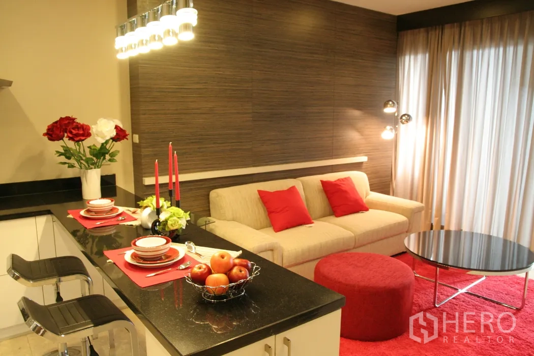 คอนโด ให้เช่าในKhlong Toei, Bangkok - เคาน์เตอร์ทานอาหารท็อปหินสีดำหันสู่มุมพักผ่อน พร้อมโคมไฟยืนและผ้าม่านสูง