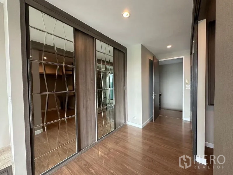 ทาวน์เฮาส์ ให้เช่าในKhlong Toei, Bangkok - โถงทางเดินมีตู้เสื้อผ้าบานเลื่อนกระจกเงา พื้นไม้