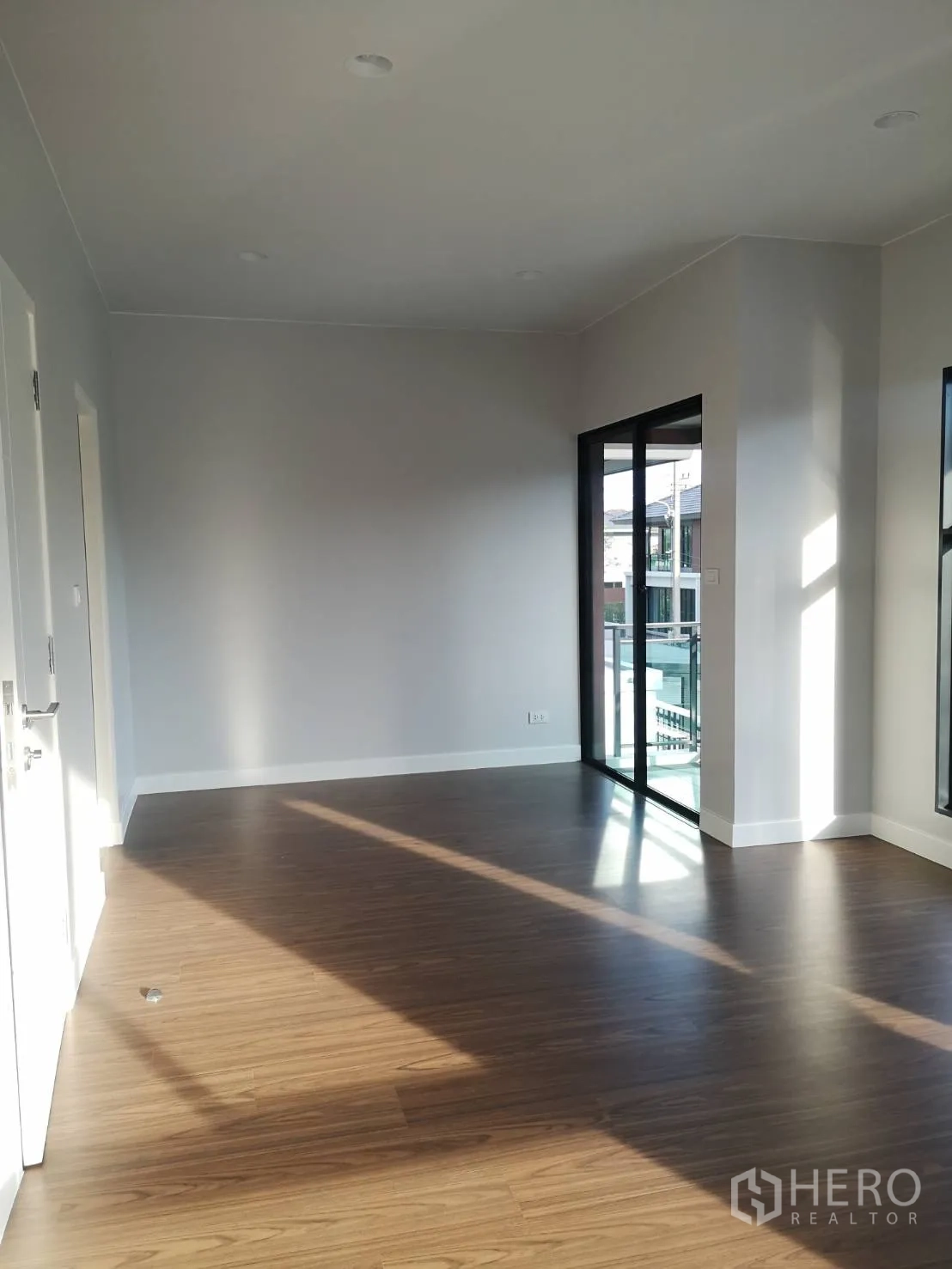 บ้าน ขายในLam Luk Ka, Pathum Thani - ห้องชั้นบนกว้างขวาง มีประตูกระจกบานเลื่อนไปยังระเบียง พื้นลายไม้