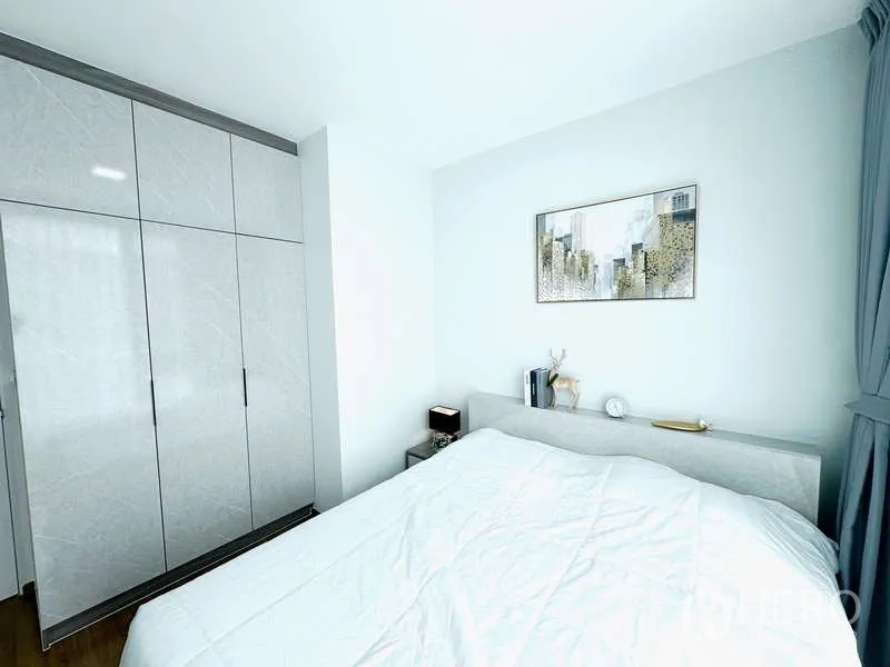 ทาวน์เฮาส์ ให้เช่าในBang Phli, Samut Prakan - ห้องนอนพร้อมตู้เสื้อผ้าบานใหญ่เงางามและชุดเครื่องนอนสีขาว