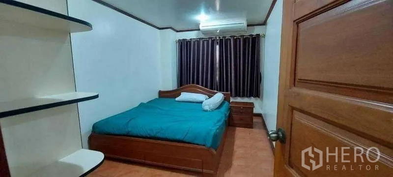 คอนโด ให้เช่าในKhlong Toei, Bangkok - ห้องนอนรองอบอุ่น ชุดเครื่องนอนสีเขียวเข้ม ชั้นวางของ ม่านทึบ และเครื่องปรับอากาศ