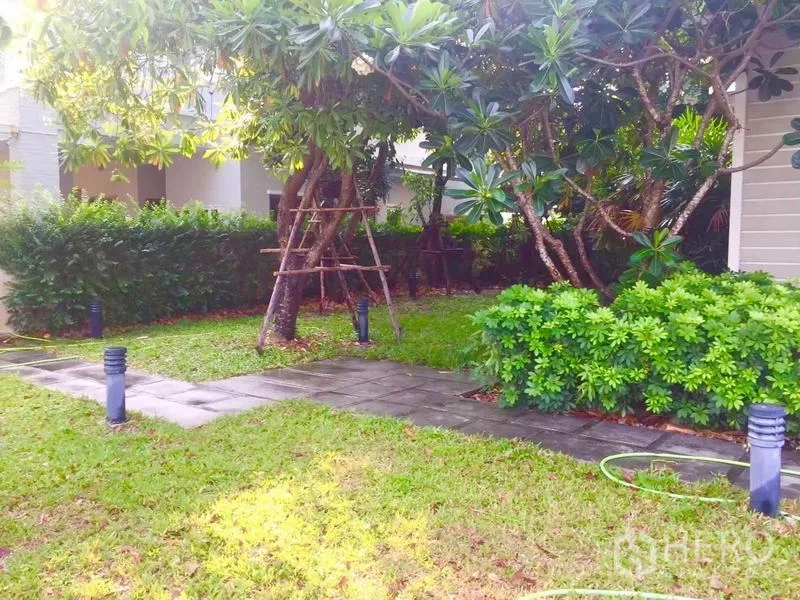 บ้าน ขายในLat Krabang, Bangkok - สวนตกแต่ง สนามหญ้า ต้นไม้ใหญ่ ทางเดิน และโคมไฟสนาม
