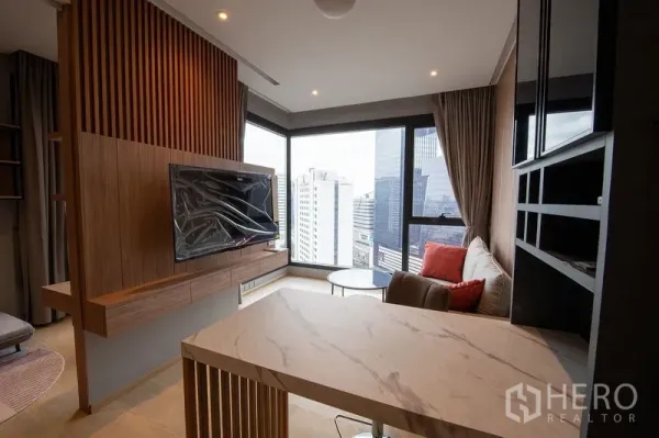 公寓 出租在Din Daeng, Bangkok - 转角客厅配落地窗与城景，木质装饰墙与大理石吧台及挂墙电视。