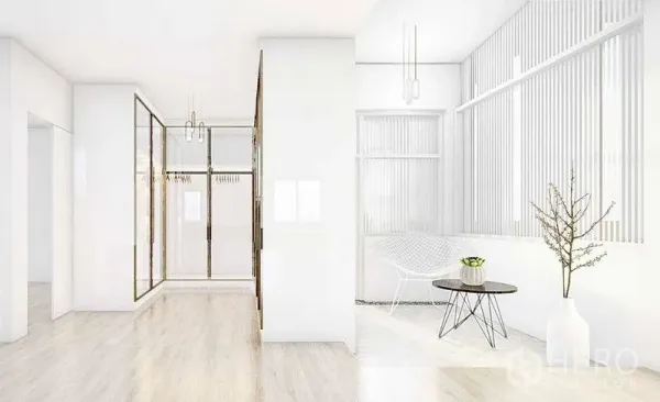 独立式住宅 出租在Lat Phrao, Bangkok - 通透走廊与休息角，落地窗、浅色木地板与极简装饰。