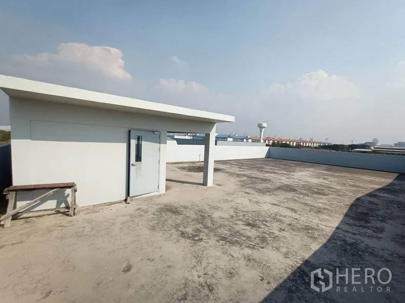 货栈 出租或出售在Pathum Thani - 屋顶露台及服务间，可眺望周边景致。