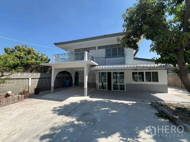 บ้าน ให้เช่าในBang Na, Bangkok - มุมมองภายนอกบ้านสองชั้นพร้อมระเบียงและลานคอนกว้าง