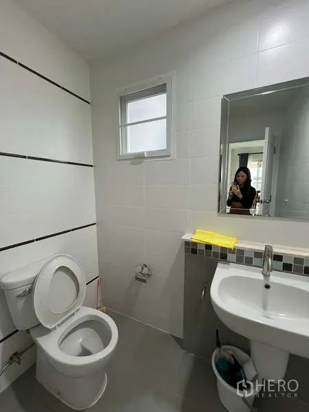 บ้าน ให้เช่าในBang Kapi, Bangkok - ห้องน้ำชั้นล่างมีโถสุขภัณฑ์ อ่างล้างหน้า และกระจกเงา