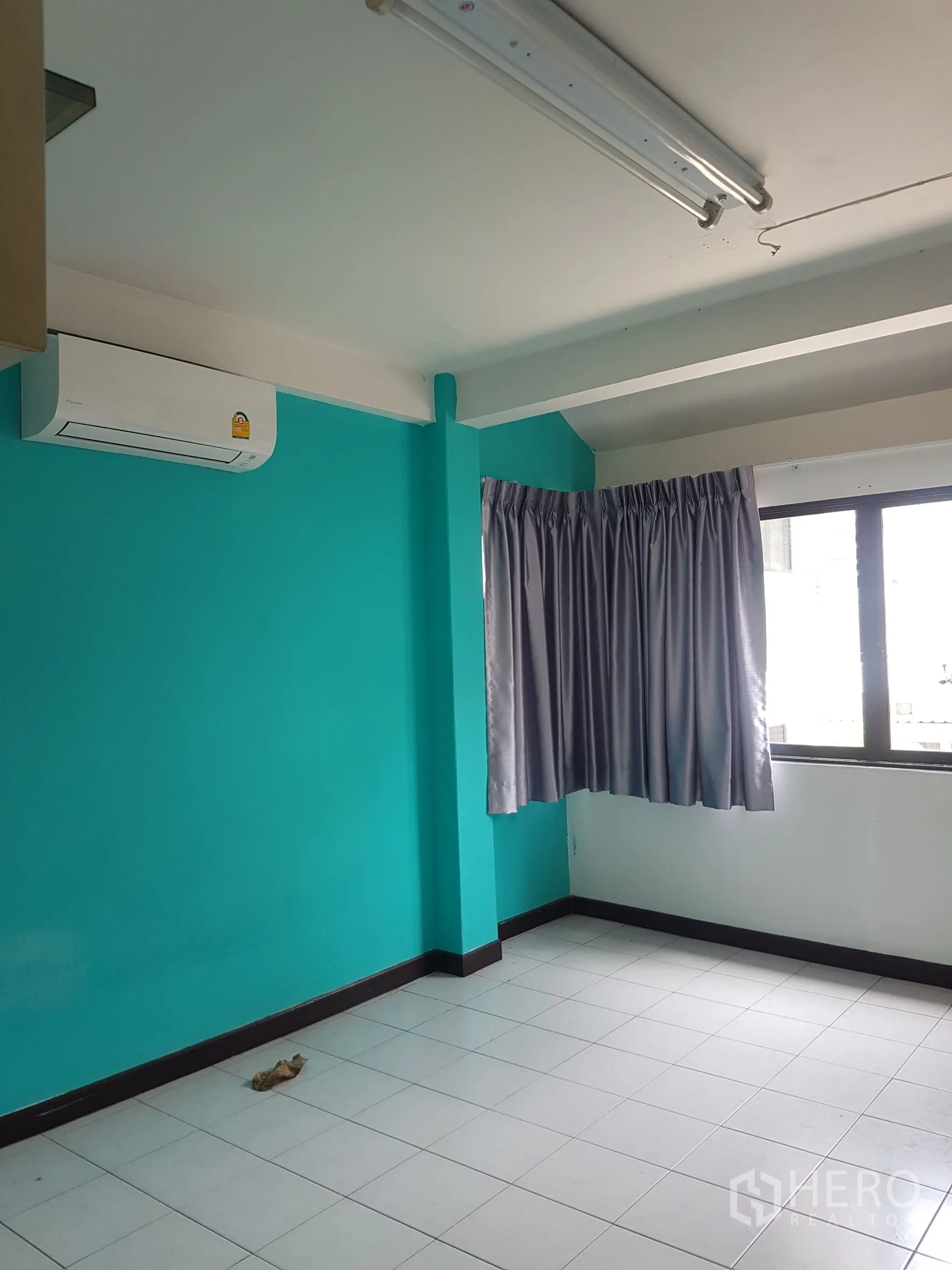 สำนักงานที่บ้าน ขายในKhlong Toei, Bangkok - ห้องติดแอร์ ผนังสีเขียวอมฟ้า พื้นกระเบื้อง