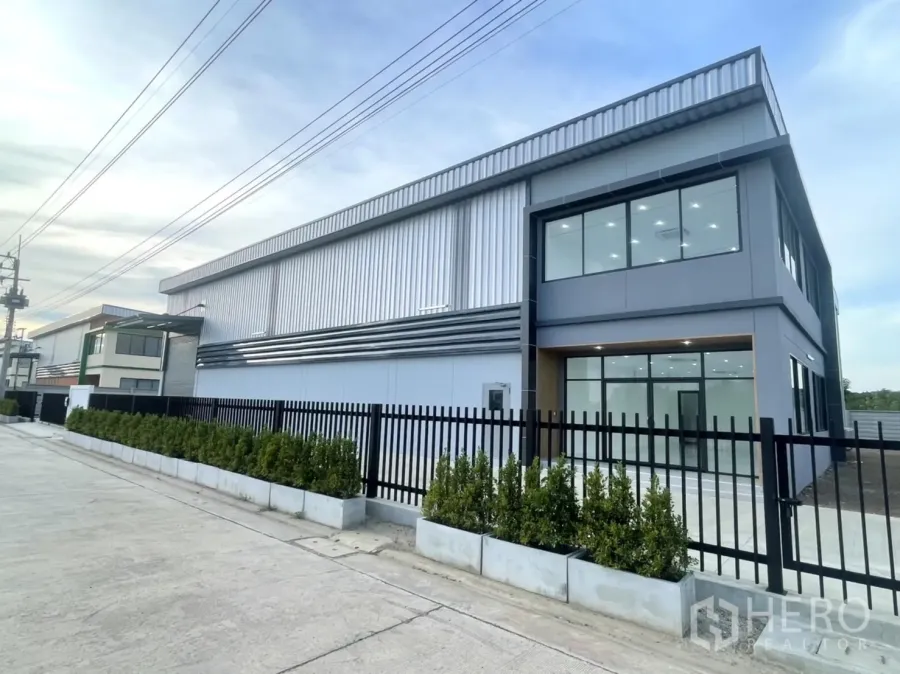 工厂 出租或出售在Bang Yai, Nonthaburi - 全新现代化工厂，玻璃幕墙办公室、黑色围栏与宽阔混凝土车道。