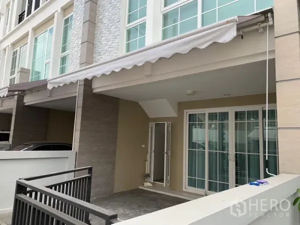 联排别墅 出租在Bang Na, Bangkok - 联排别墅前立面，带遮阳棚与带门车位