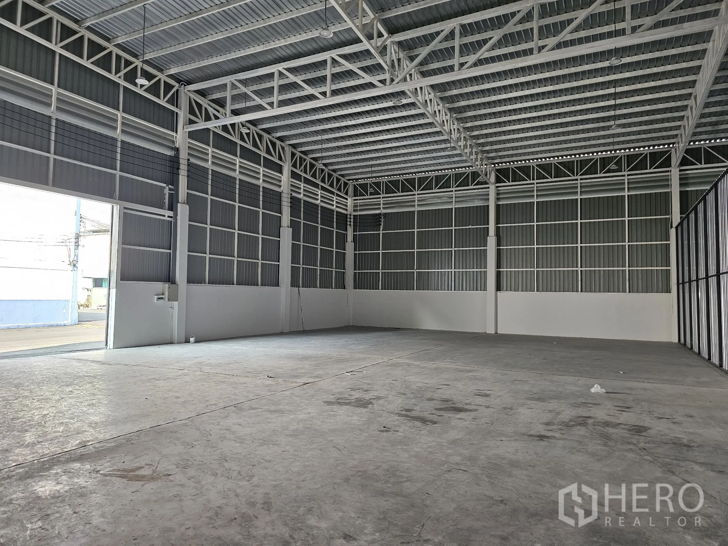 โกดัง for rent in Khlong Toei, Bangkok - พื้นที่ภายในเพดานสูงมองออกสู่ทางเข้าและพื้นโล่ง