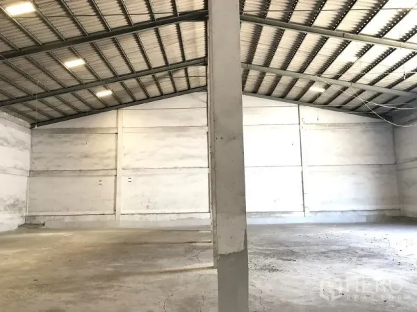 คลังสินค้า ให้เช่าในLat Krabang, Bangkok - พื้นที่เก็บสินค้าโล่งภายในโกดัง เห็นหลังคาเมทัลชีท พื้นคอนกรีต ผนังฉาบเรียบ และเสาโครงสร้าง