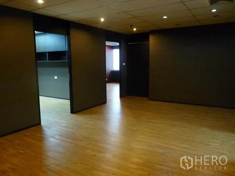 สำนักงาน ขายในWatthana, Bangkok - โถงออฟฟิศแบบเปิดพื้นไม้ พร้อมผนังกั้นห้อง เหมาะจัดวางโต๊ะทำงานและห้องประชุม
