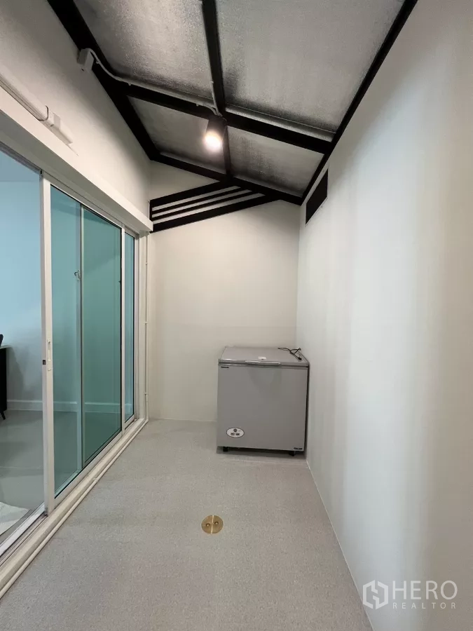 Townhouse for rent in Bang Kapi, Bangkok - Opposite view of the utility area with freezer and sliding door.