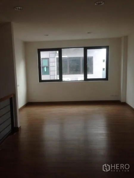 สำนักงานที่บ้าน ให้เช่าในBang Phli, Samut Prakan - ห้องชั้นบนพื้นไม้และหน้าต่างบานกว้างรับแสง