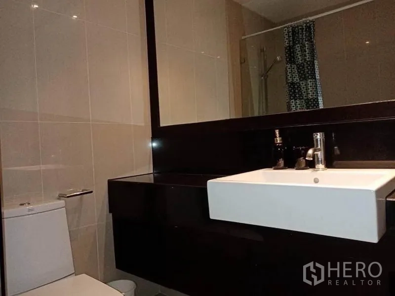 公寓 出租在Sathon, Bangkok - 第二浴室配大镜面、方形台盆与坐便器。