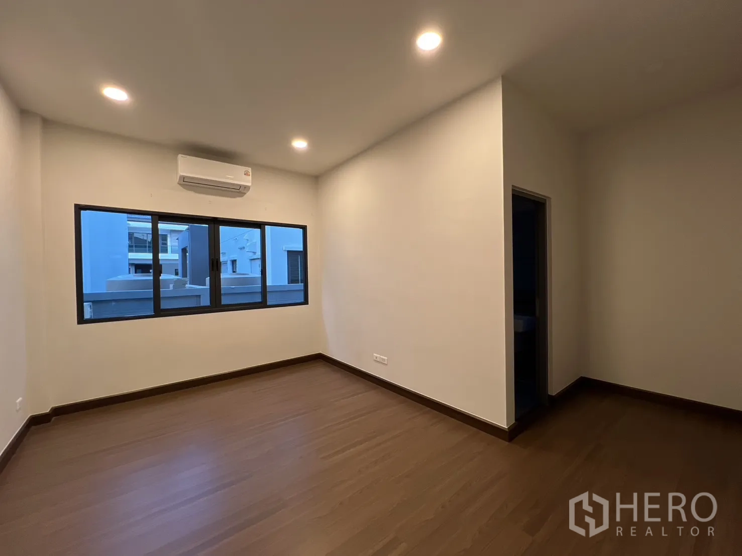 บ้าน ให้เช่าในBang Phli, Samut Prakan - ห้องนอนที่สี่โล่ง พื้นไม้ และหน้าต่างบานกว้าง