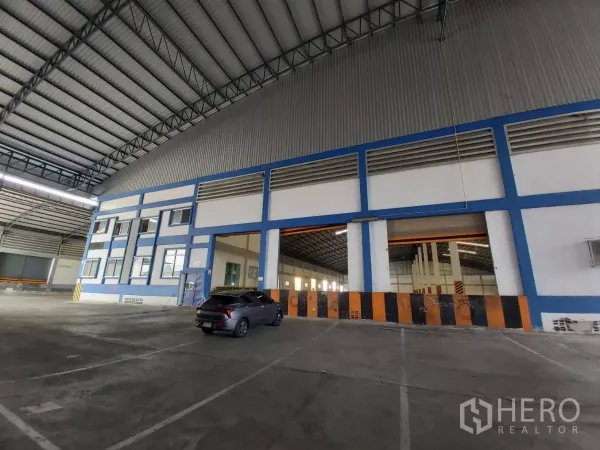 คลังสินค้า ให้เช่าในBang Bo, Samut Prakan - ช่องโหลดและหน้าต่างสำนักงานใต้หลังคาเหล็ก มีรถจอดด้านหน้า