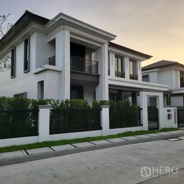 Detached House for rent in Mueang Pathum Thani, Pathum Thani - Elegant white two-storey detached house with fenced yard