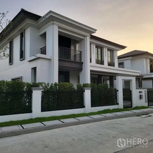 Detached House for rent in Mueang Pathum Thani, Pathum Thani - Elegant white two-storey detached house with fenced yard