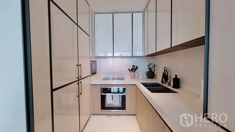 คอนโด ขาย - ครัวสมัยใหม่กะทัดรัด เครื่องใช้บิวท์อินและพื้นที่เก็บของมาก
