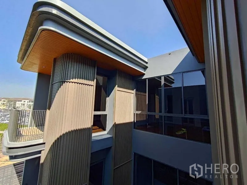 บ้าน ให้เช่าในWang Thonglang, Bangkok - ดีเทลสถาปัตย์ชั้นบนและสะพานเชื่อมของบ้านโมเดิร์น