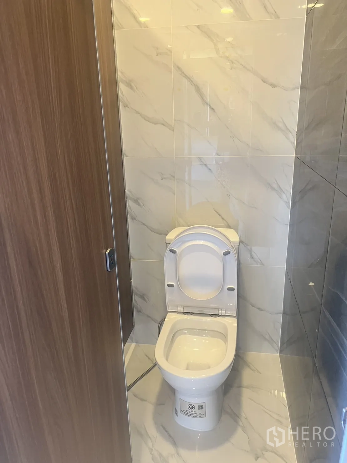 สำนักงาน ให้เช่าในLat Krabang, Bangkok - ห้องน้ำส่วนตัว ผนังลายหินอ่อน และโถสุขภัณฑ์สีขาว