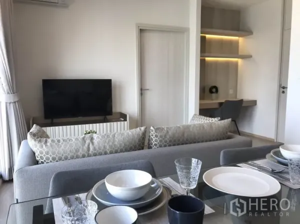 คอนโด ให้เช่าในHuai Khwang, Bangkok - โต๊ะทานอาหารกระจกหันหน้าเข้าทีวี พร้อมมุมทำงานบิวท์อินและชั้นวาง