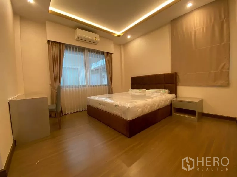 บ้าน ให้เช่าในPrawet, Bangkok - ห้องนอนแขก เตียงบุนวม หน้าต่างบานใหญ่ และไฟซ่อนฝ้า